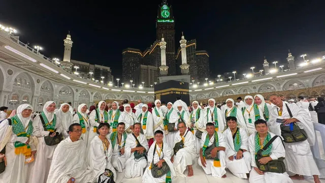 Jamaah di depan Ka'bah pada malam hari