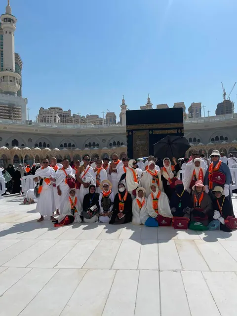 Rombongan jamaah di pelataran Ka'bah
