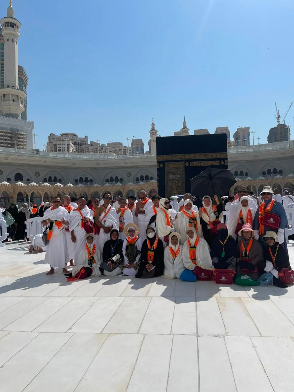 Rombongan jamaah di pelataran Ka'bah