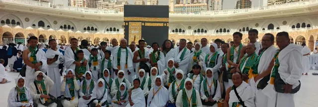 Rombongan jamaah di depan Ka'bah