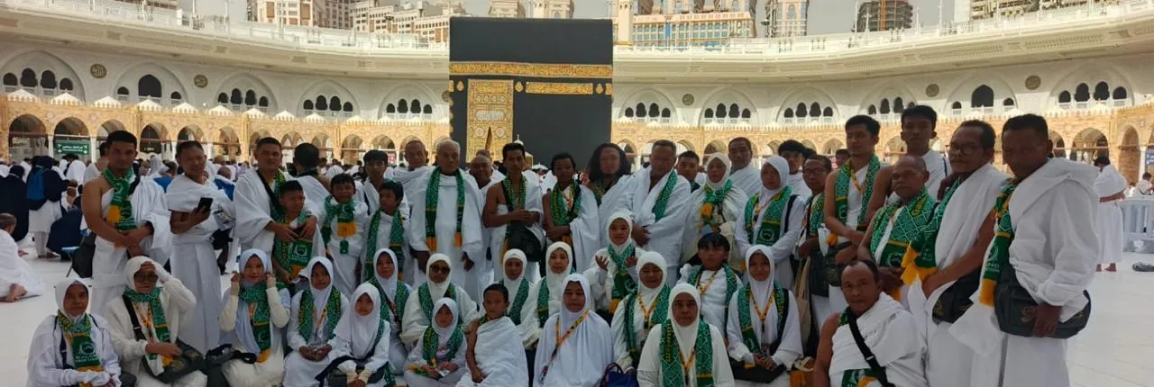 Rombongan jamaah di depan Ka'bah